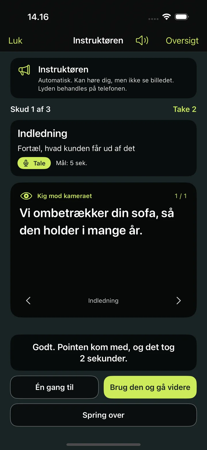 Instruktøren: teleprompter med teksten »Vi ombetrækker din sofa, så den holder i mange år.« og bemærkningen »Godt. Pointen kom med, og det tog 2 sekunder.«