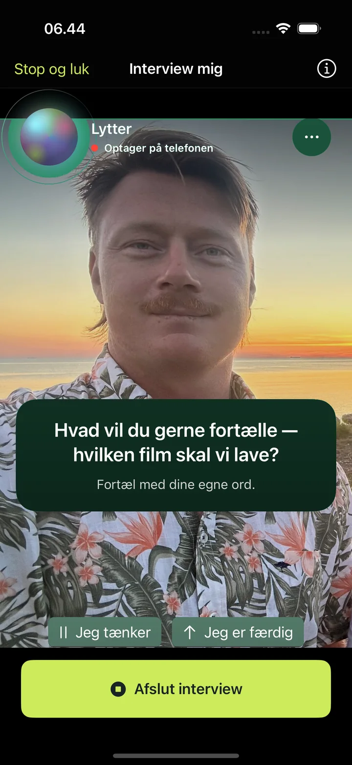 Interview mig: AI'en spørger »Hvad vil du gerne fortælle — hvilken film skal vi lave?«, mens kameraet optager